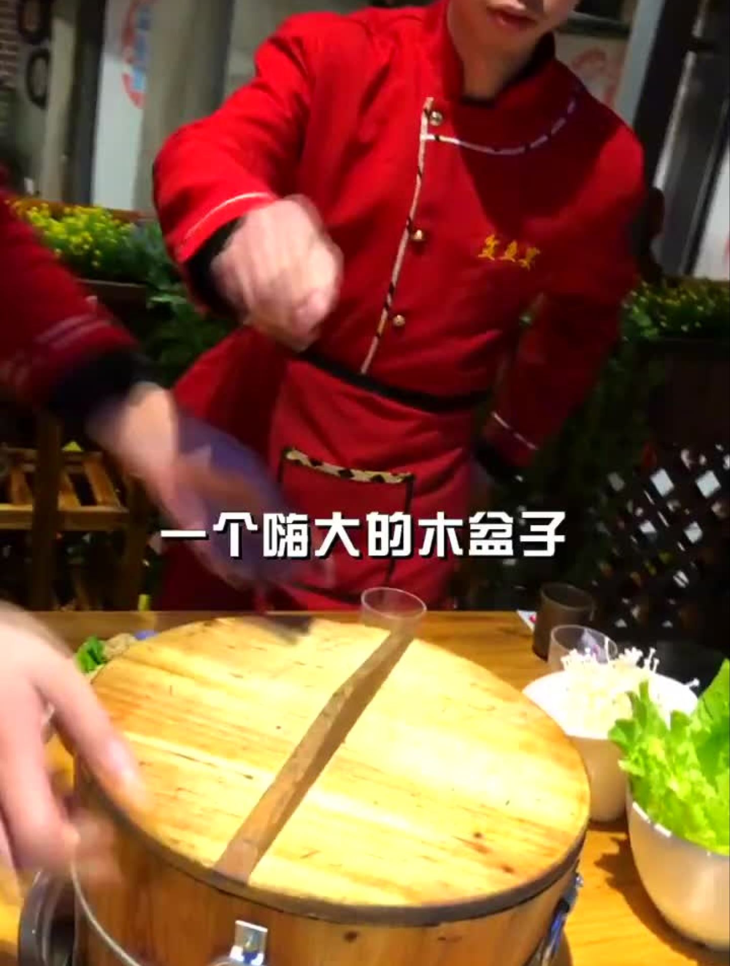 武汉美食用木jio盆吃鱼的盆鱼宴