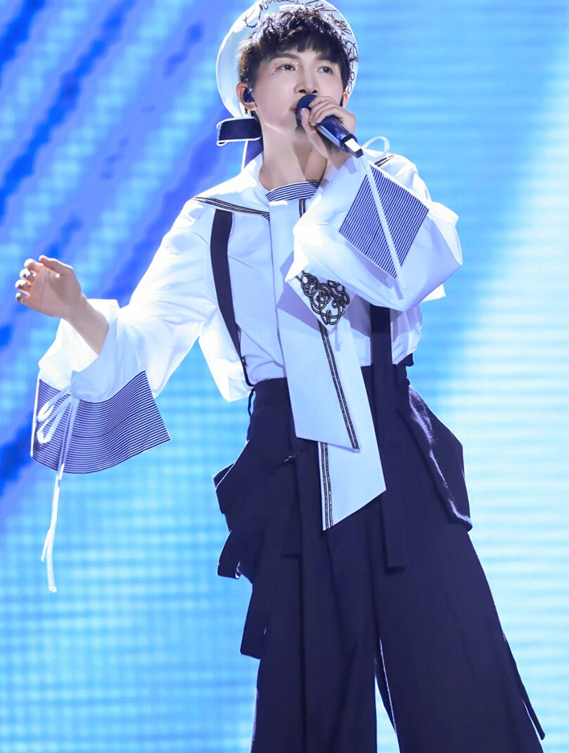 “宝藏男孩”周深,亲手淘汰导师那英,逆境生长终成“大鱼”5