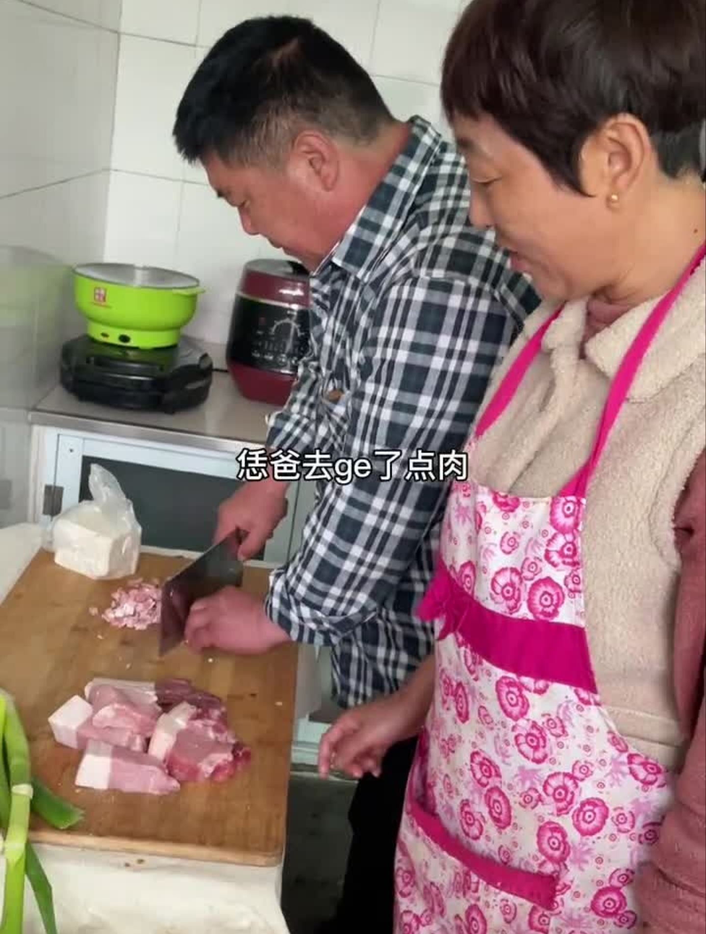 人间烟火气、最抚凡人心、一家人一起吃饺子