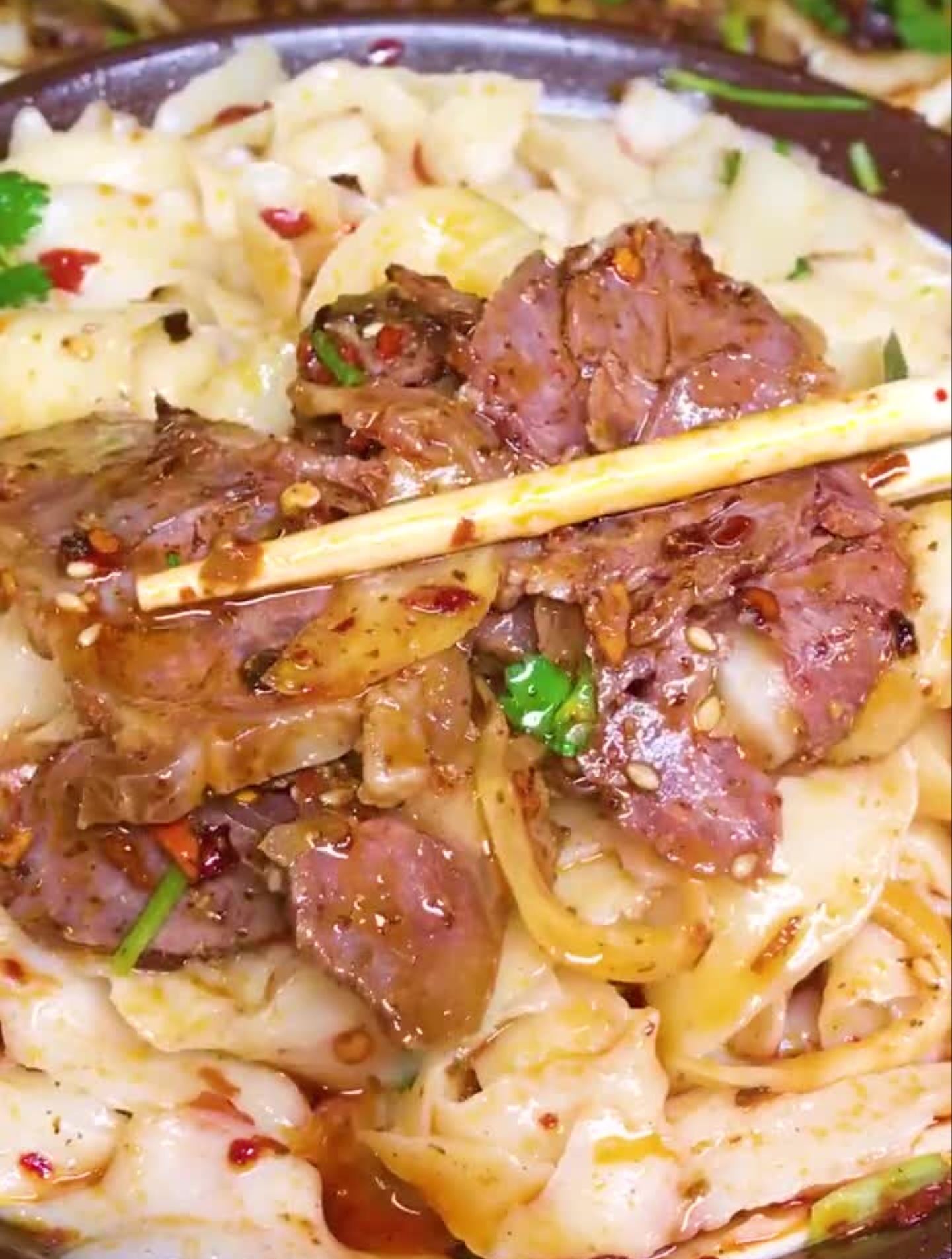 麻辣口味刀削面,五香拌牛肉,手撕鸡骨架。小两口