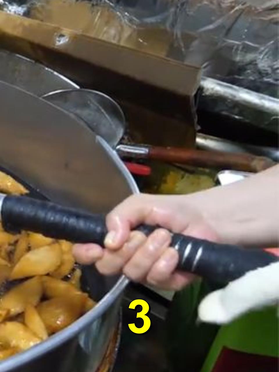 韩国街头美食炸饺子,一个才8毛钱,看完做法:这也配叫饺子?3