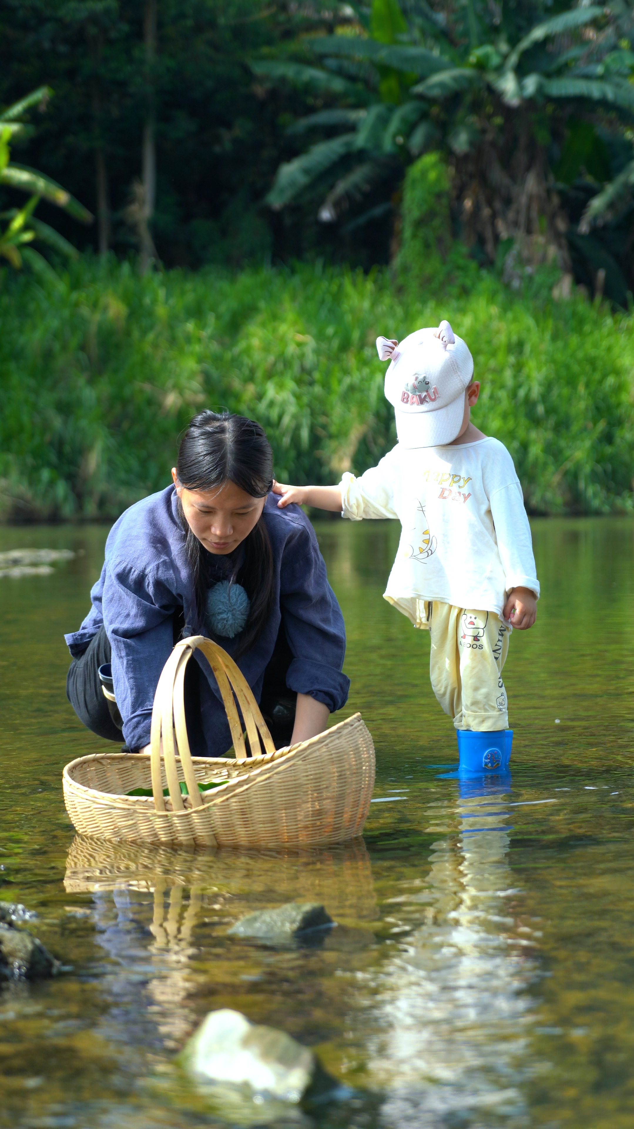 这条河有着许多人的童年记忆,带儿子下河摸河蚬,晚上用来煲粥香
