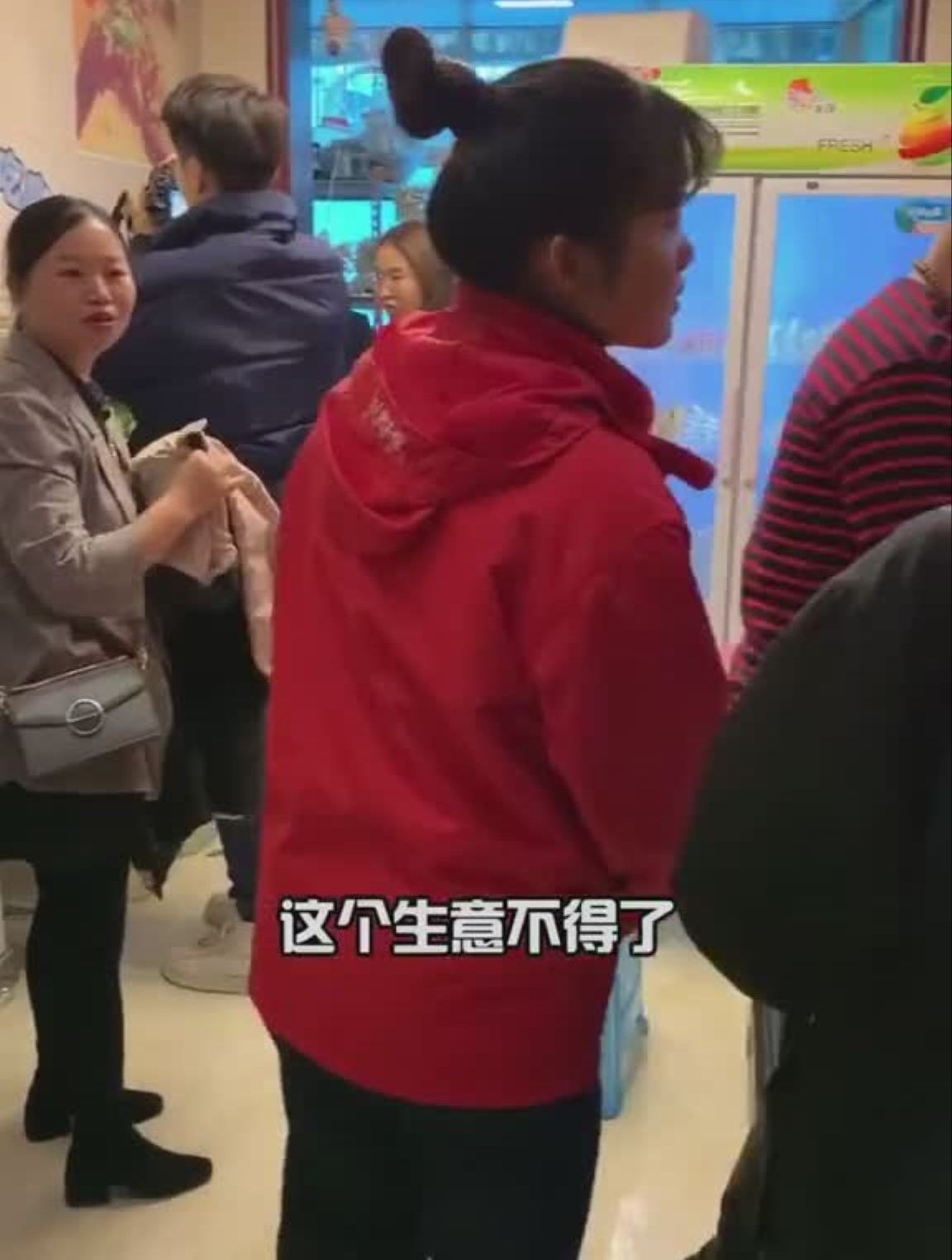 花果园小巷子里的人气烫菜店,长签子只要5角!