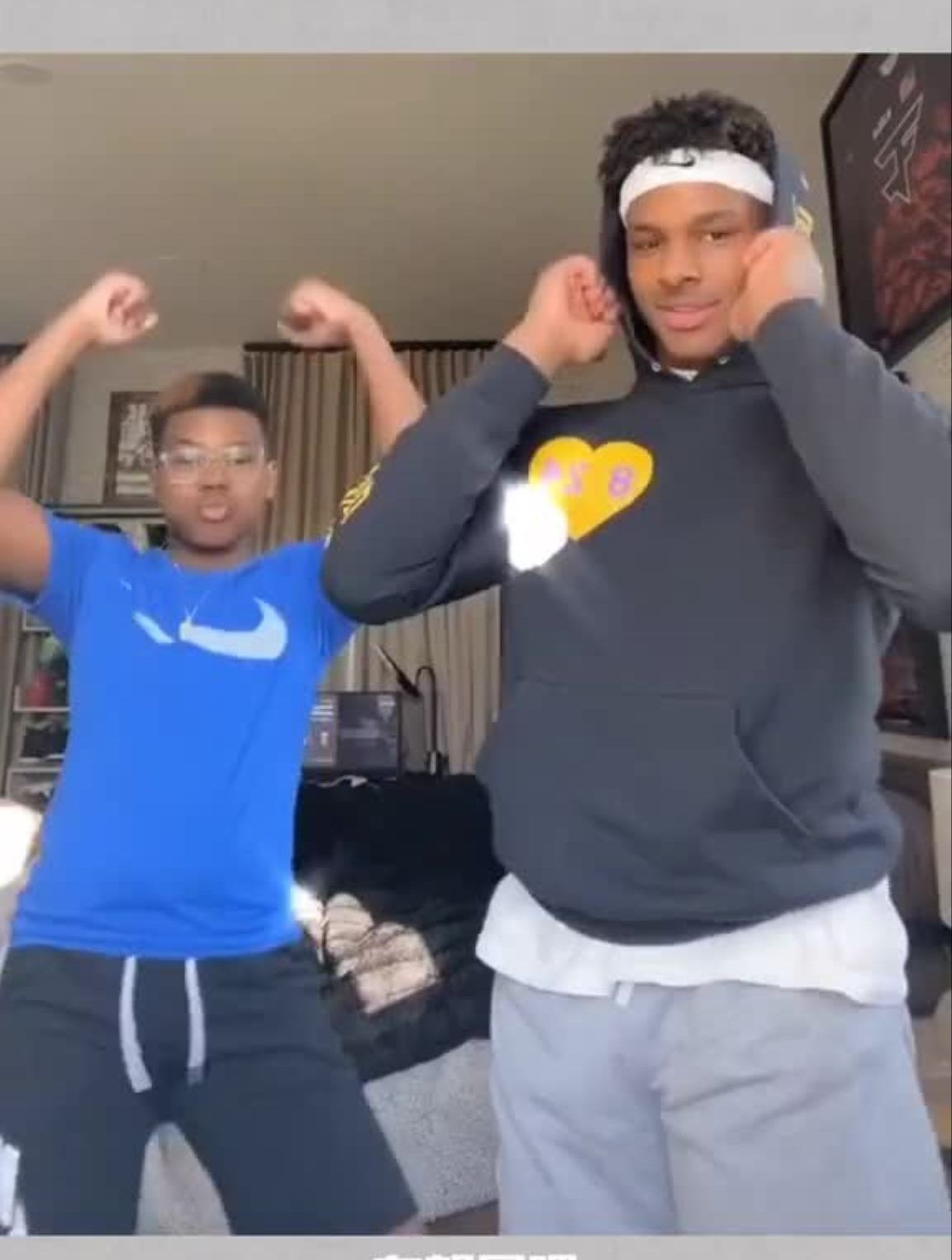 布朗尼身着纪念科比和gigi的衣服带弟弟妹妹跳舞