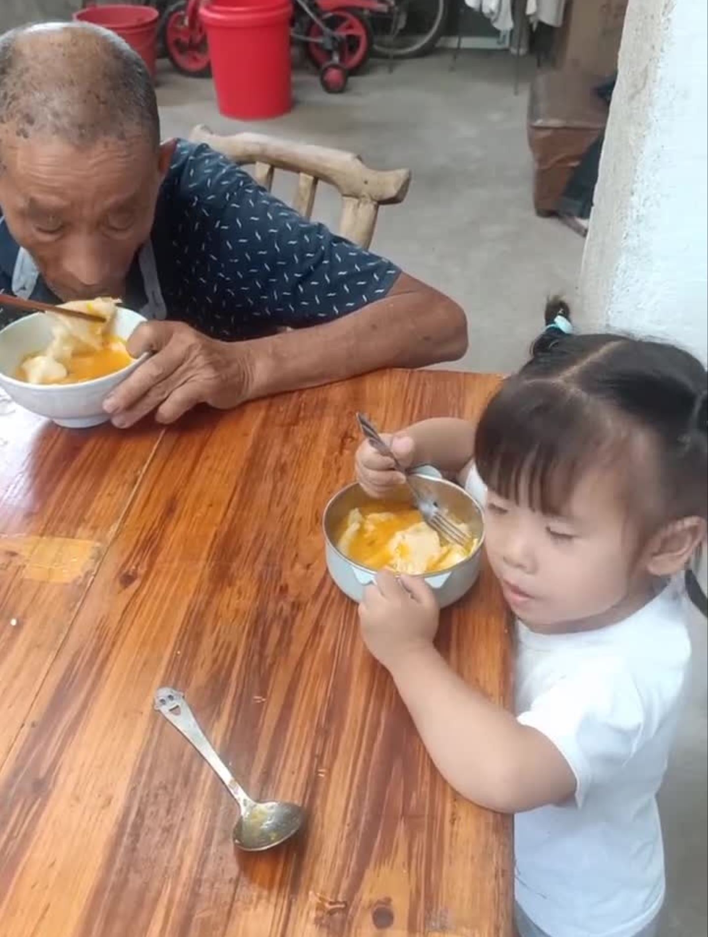 看样子今天的南瓜坨子不合胃口