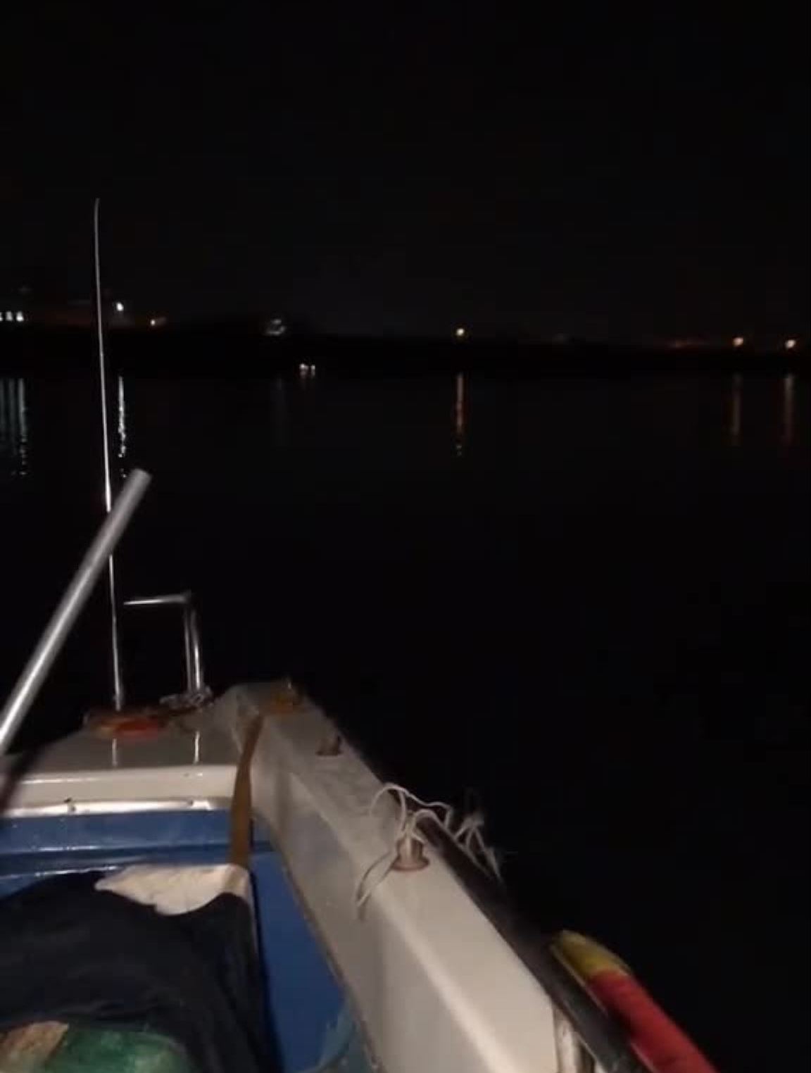 坐着小船江里抓鱼潮汕美食