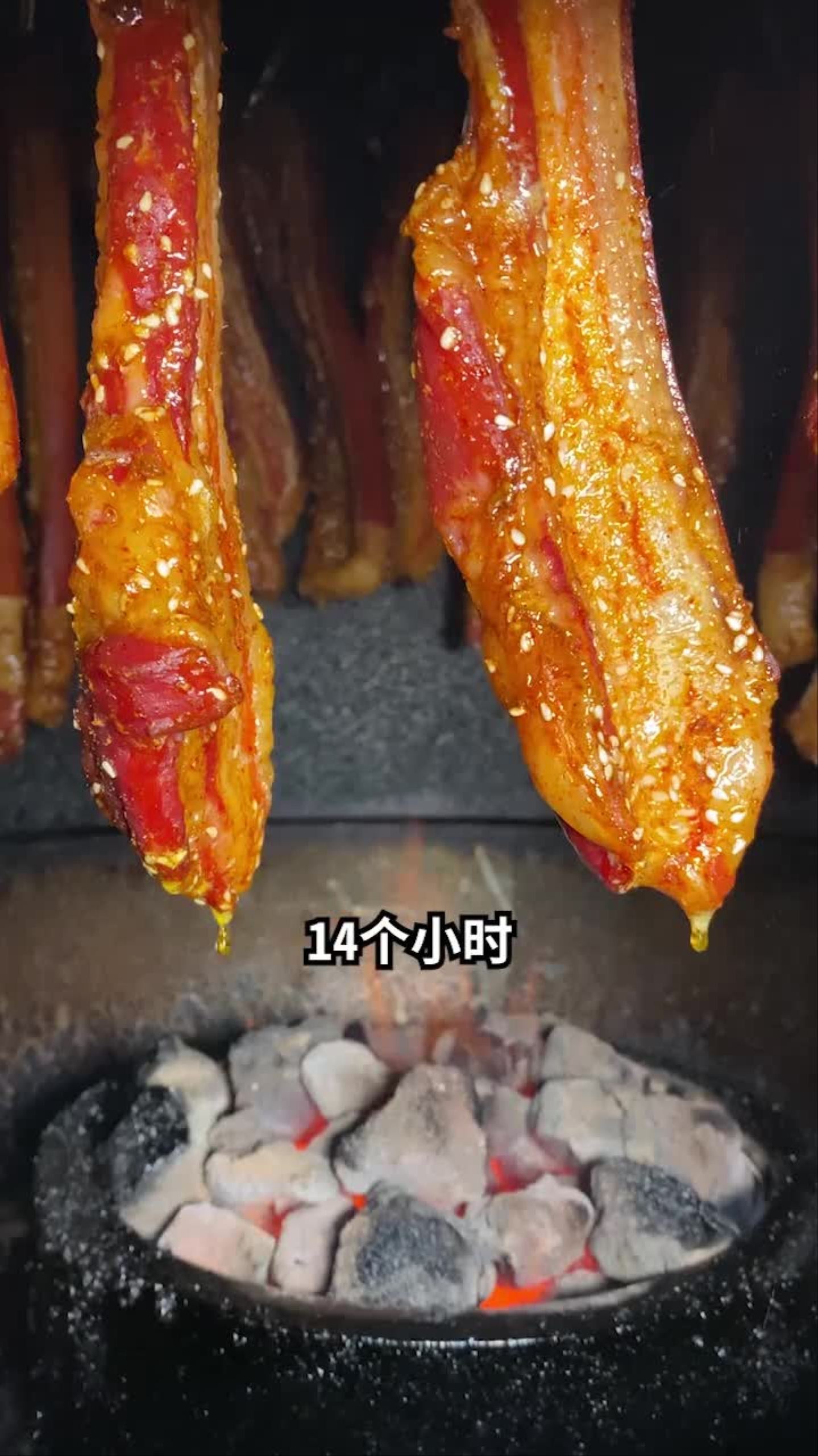 朱师傅的脆皮五花肉必须腌制15个小时才能烤,有个徒弟