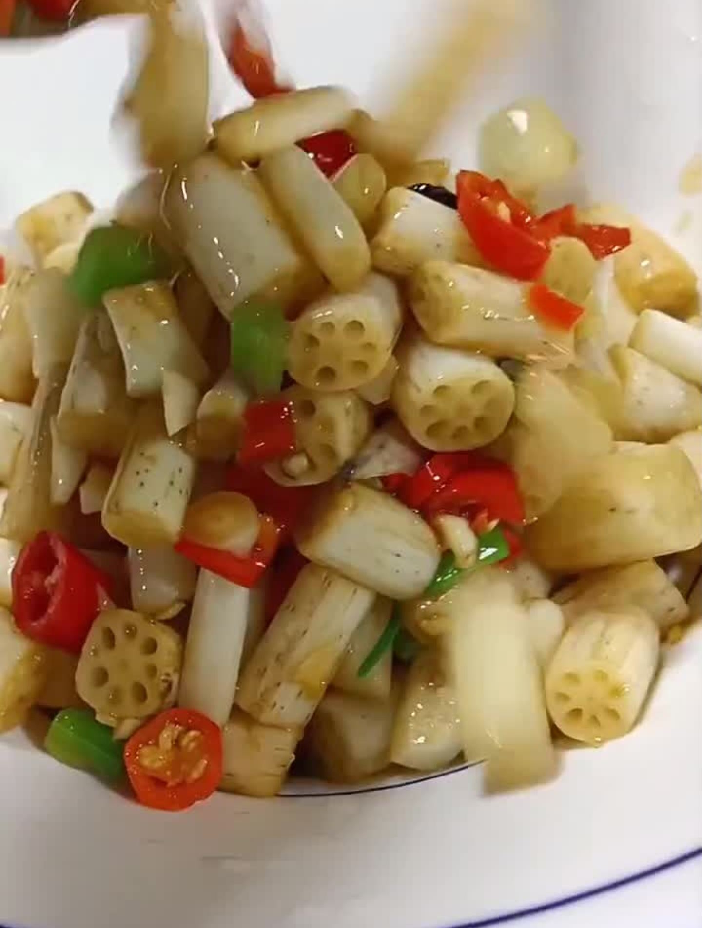 小炒藕尖豆豉辣剁椒白醋少许猪油爆炒,爽脆下饭蛙蛙酱蛙酱焖酱