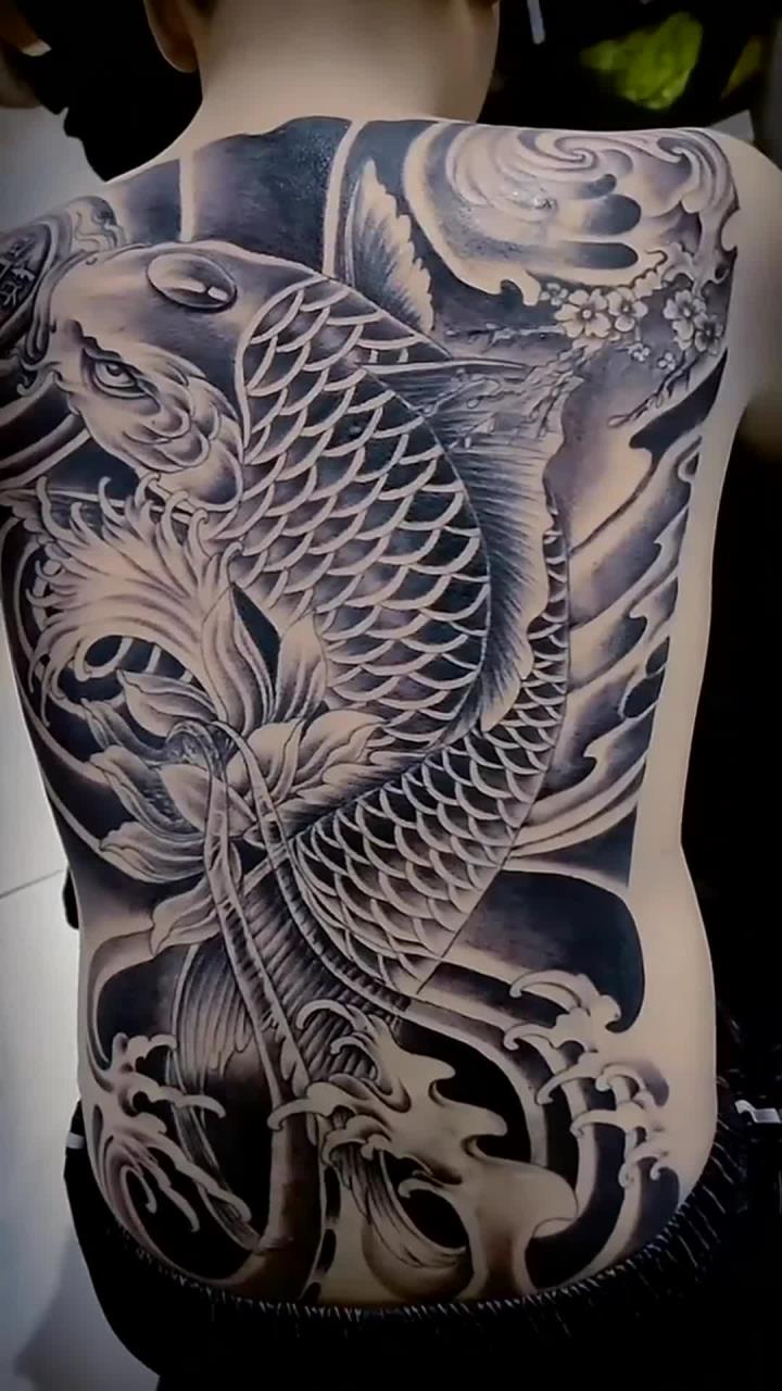 满背鲤鱼太帅了,纹的真生动,一看就是大师之作
