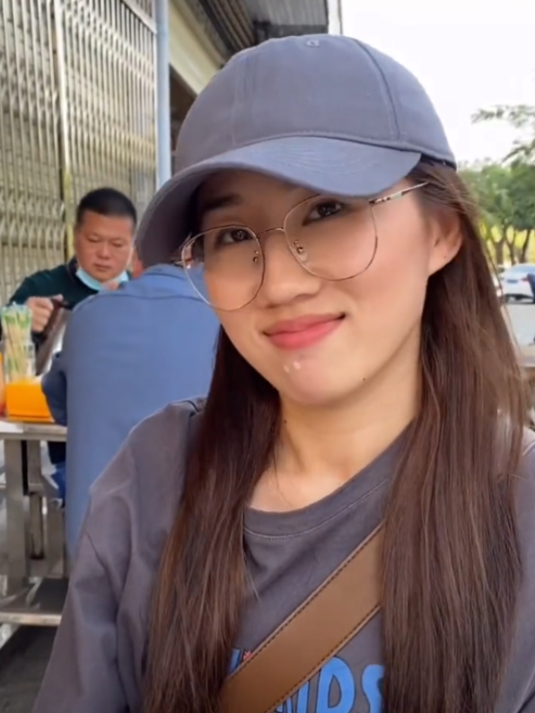 阿妹一听帅哥感冒了,居然连石头都没精神卖了,连忙催他去休息?