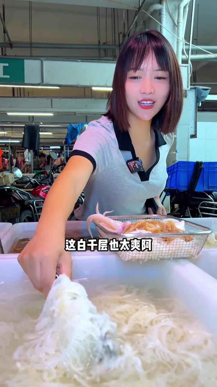 冒千层肚鱿鱼鸭肠,用辣椒油拌起,爽呆咯哦～