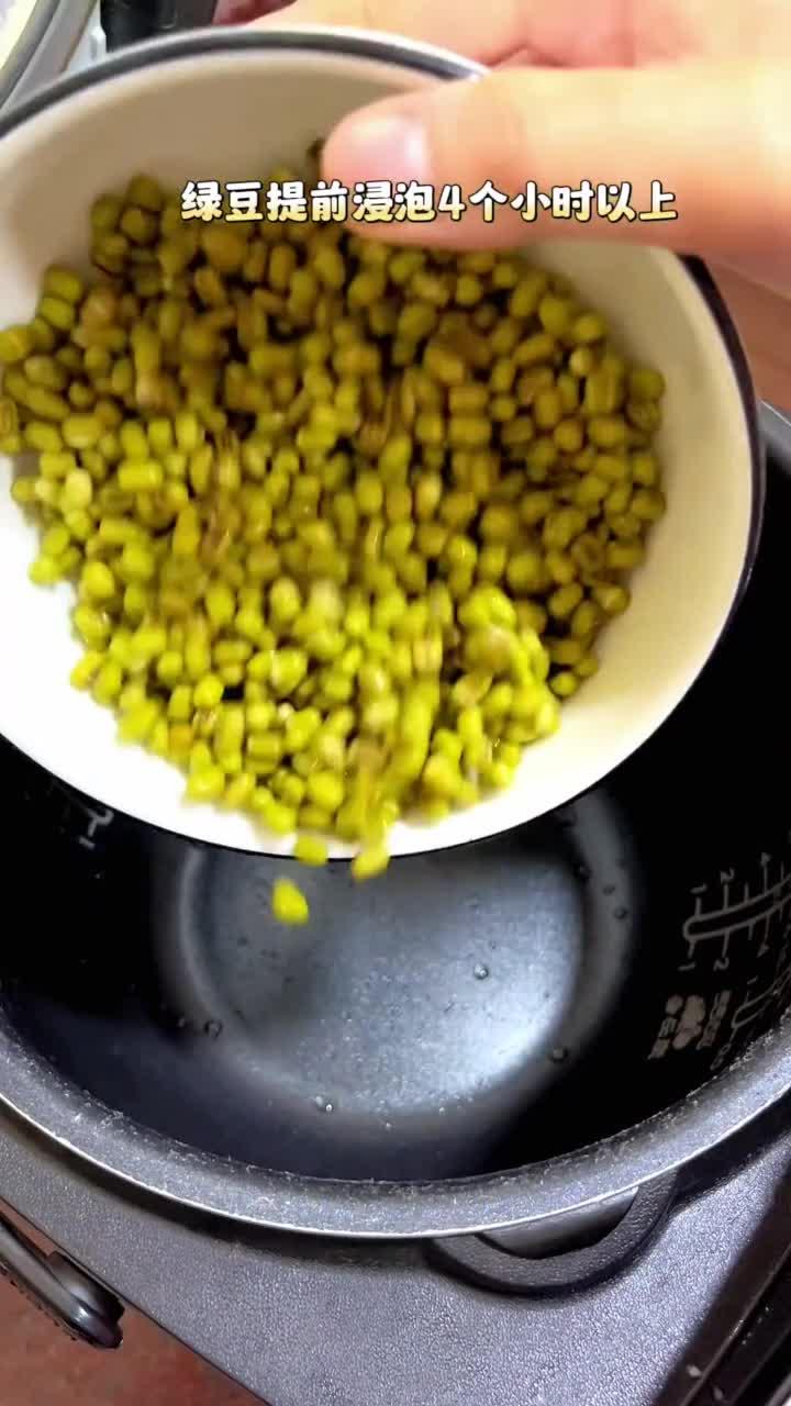 用电饭锅就能做的绿豆红薯西米露 做法简单 一看就会