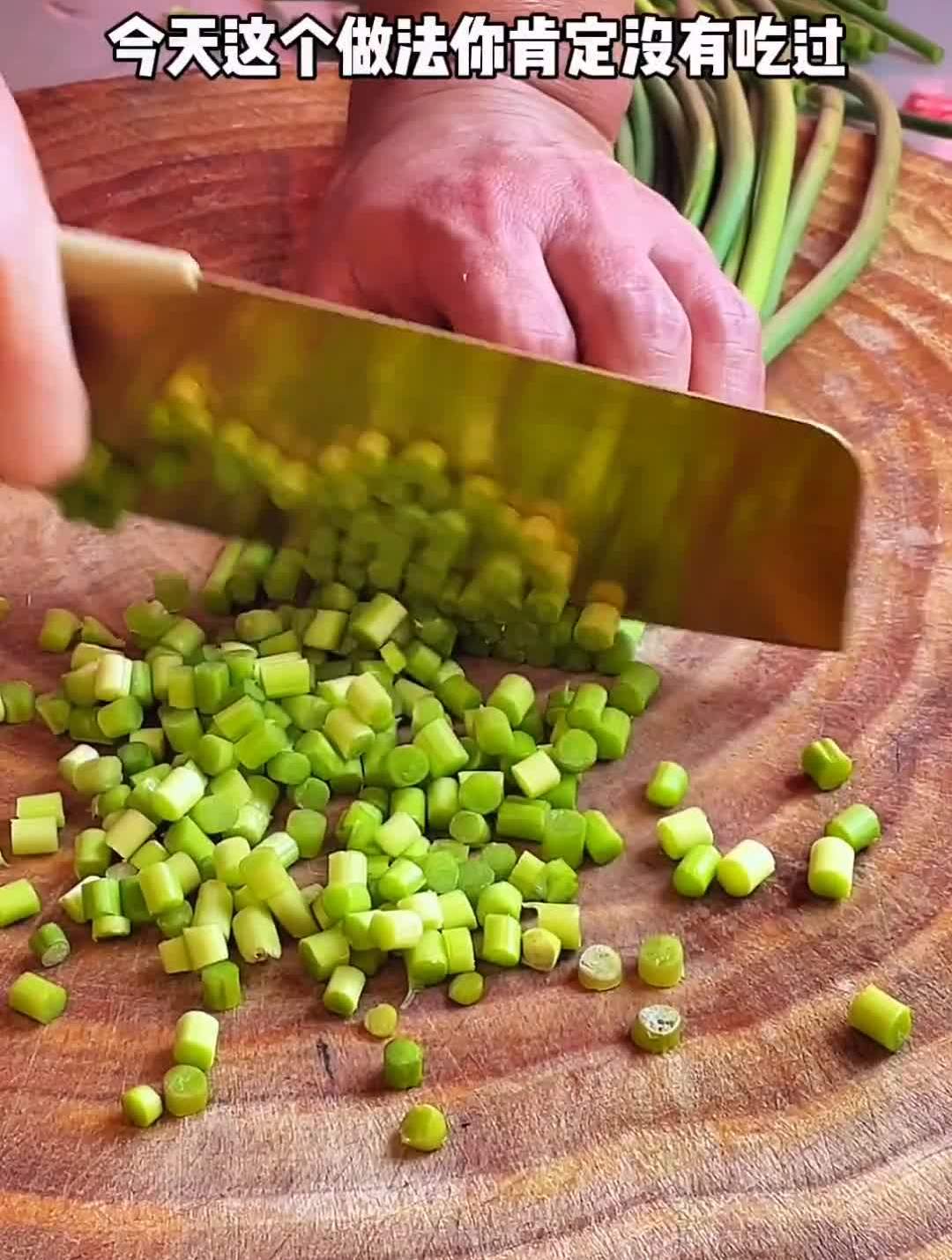 蒜苗炒外婆菜非常好吃,尤其用米饭这么一拌,太香了