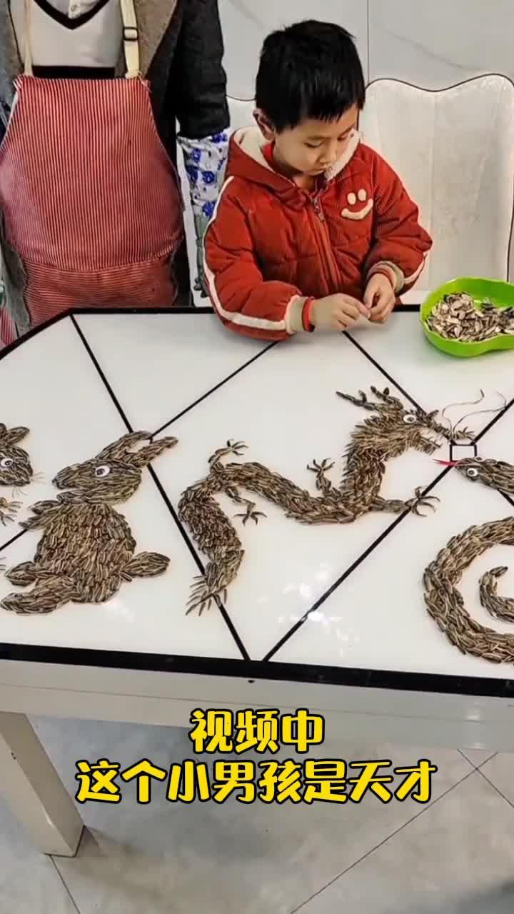 这位小男孩能用各种水果蔬菜以及瓜子做各种动物造型
