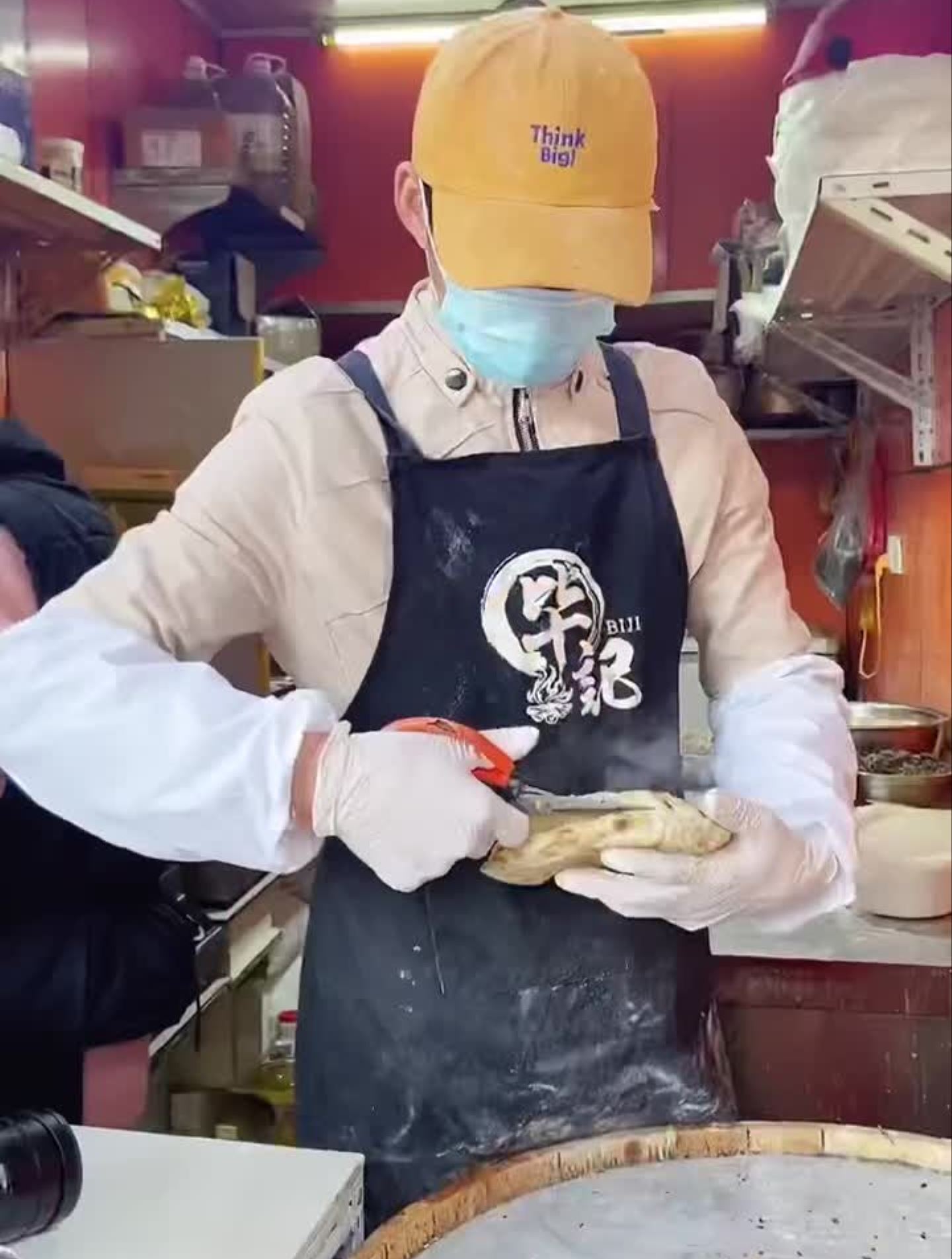 传统美食烧饼里面夹鸡柳夹香肠还能夹臭豆腐!比甜的鸡子大饼好吃