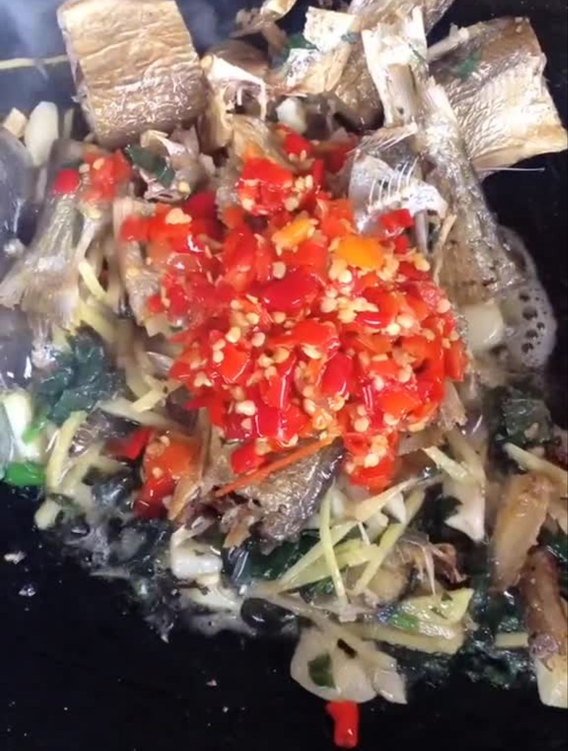夏日炎炎,剁辣椒炒水库小鱼干,你能吃几碗饭