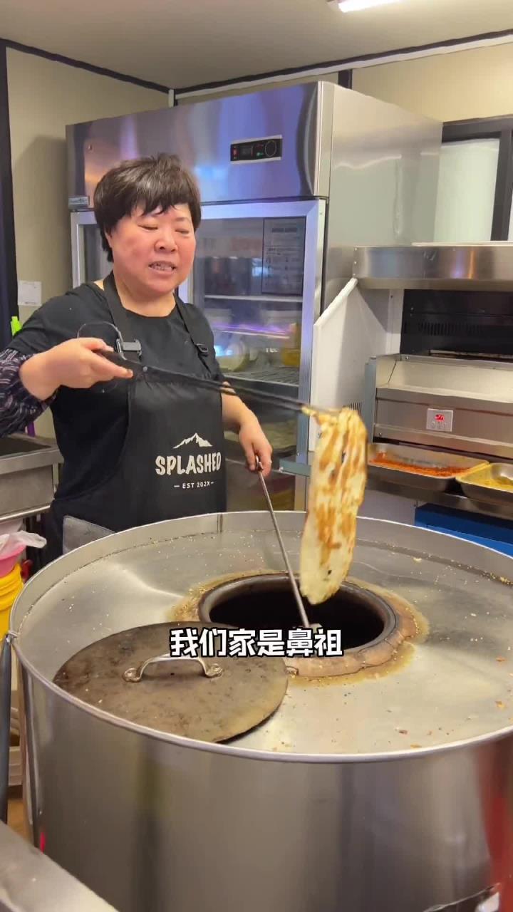 也有正宗的烧饼夹羊肉串了,灵魂是手工现做的淮南烧饼