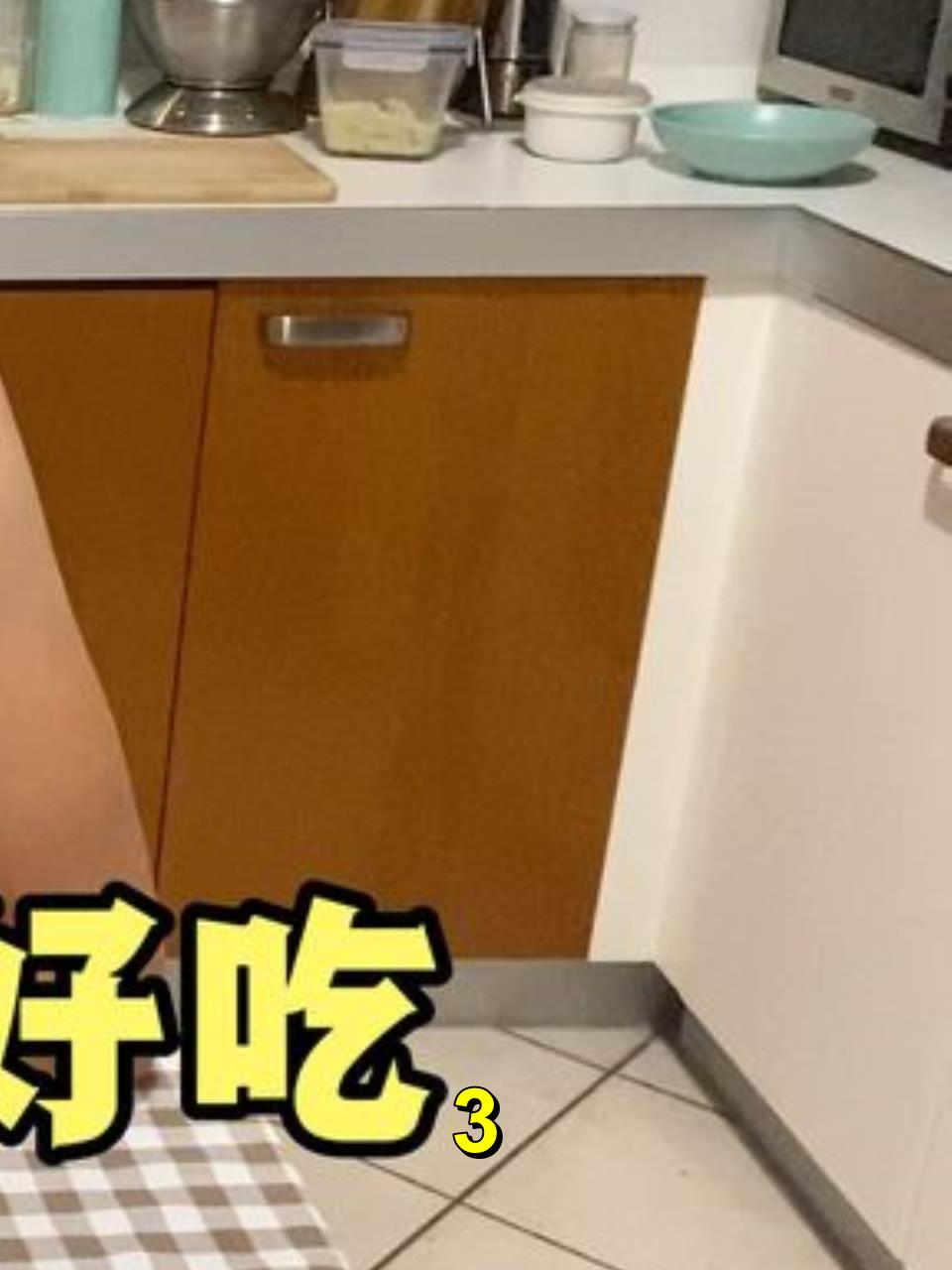 意大利物价飞涨,阿雷买了炭在阳台烤羊肉串,终于尝到了家乡味道3