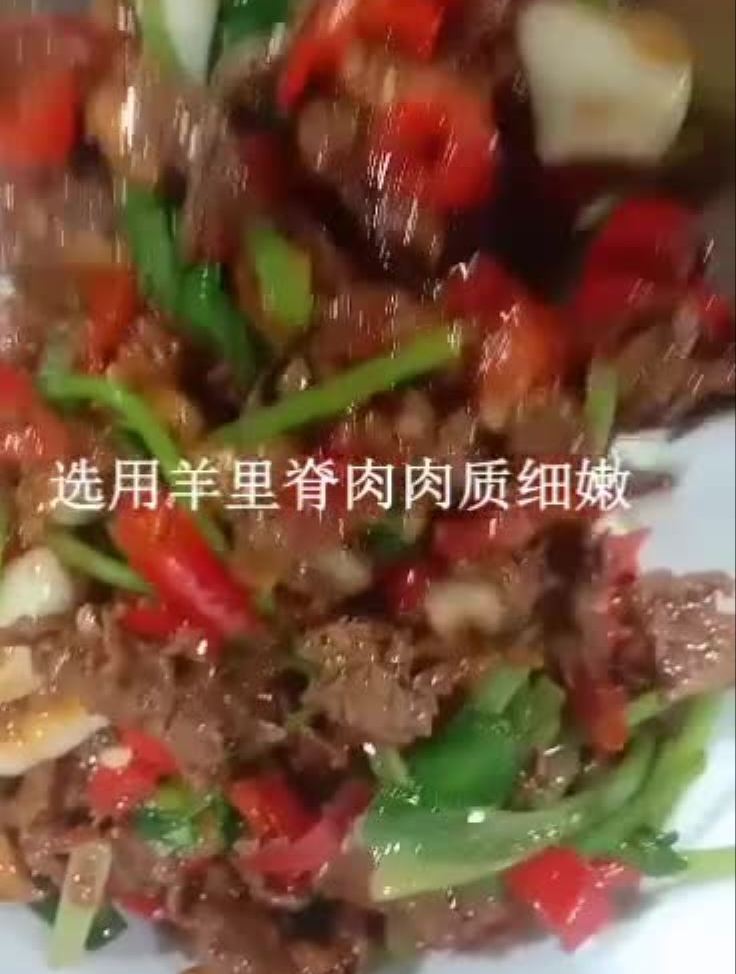 选用黑山羊腿肉或者梅肉部分,直接大蒜辣椒生炒!美食
