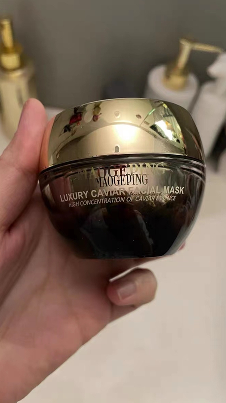 毛戈平鱼子酱面膜按摩吸收,皮肤又软又嫩,早上起床皮肤很饱满