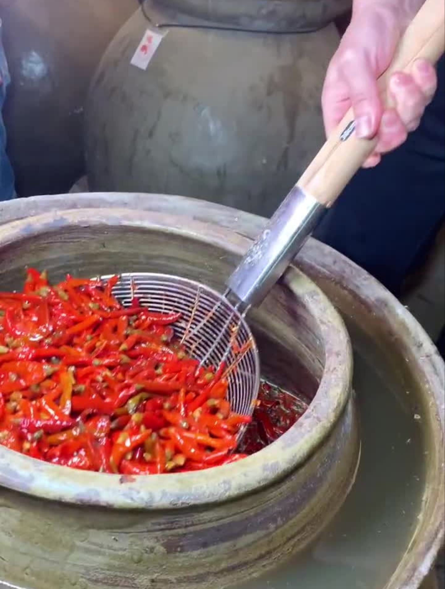 地道的泡海椒成就美味的泡椒鲫鱼!巴适得板呢