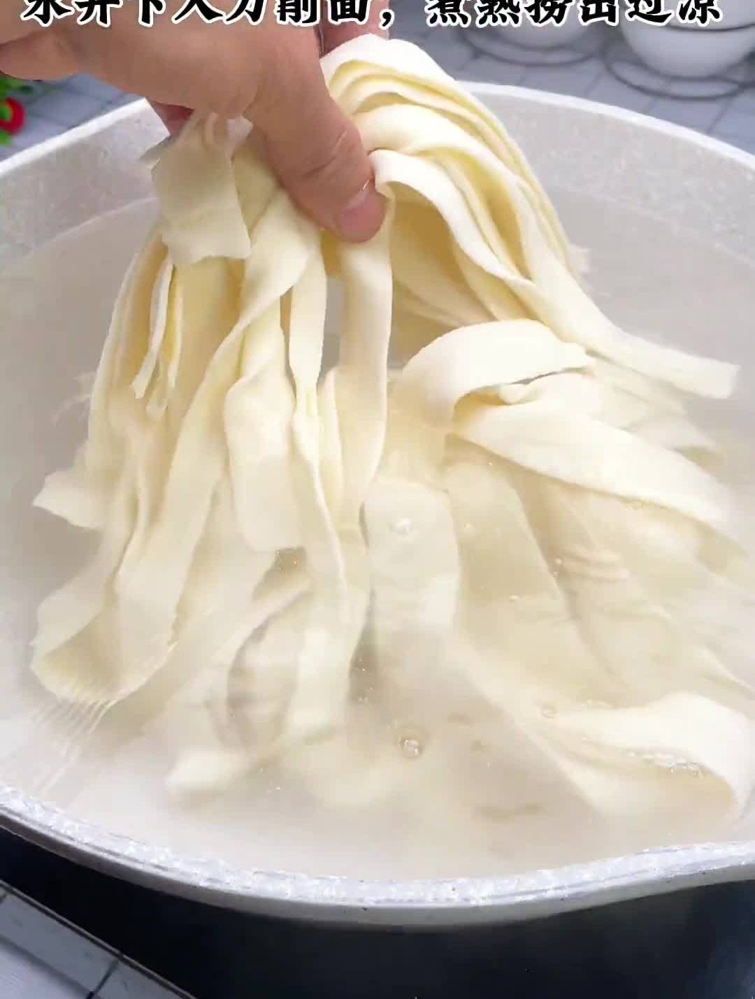 家常炒刀切面,简单好吃!在家做美食炒刀削面降温了一起吃饭吧