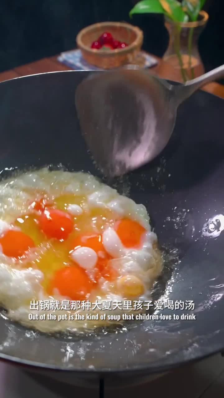 家里有小朋友长身体,多喝这个用荷包蛋煮的裙带菜虾仁汤