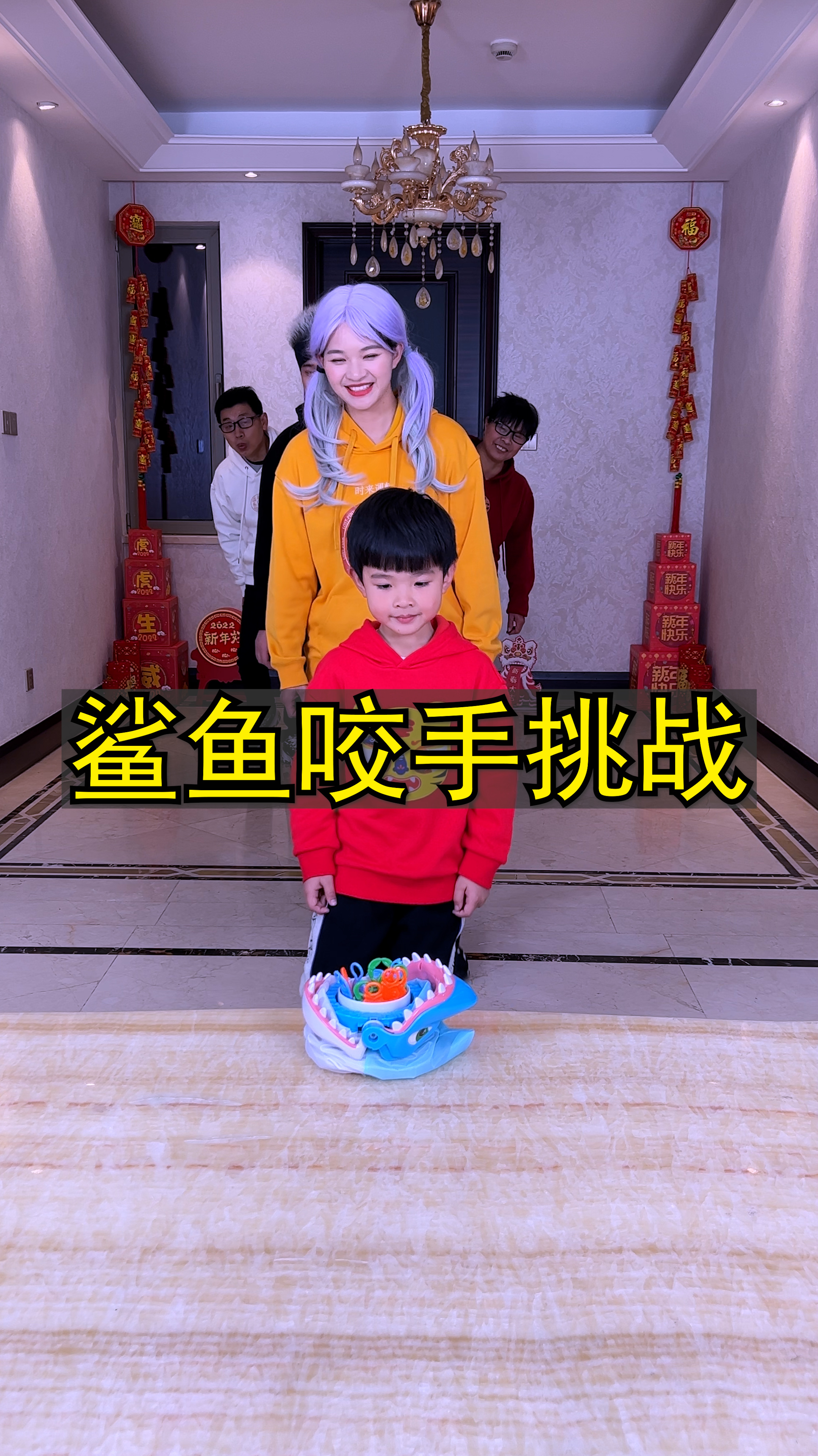 鲨鱼咬手挑战,太刺激了,留着以后玩!