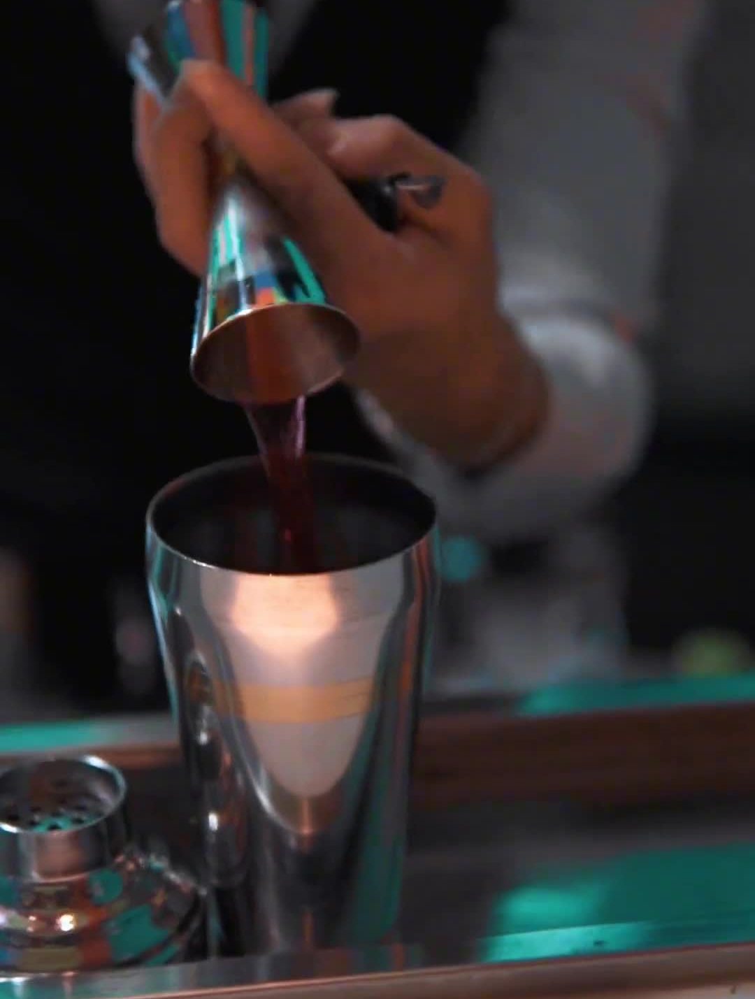 鸡尾酒调酒师一杯酒的魅力永远不是因为它的度数