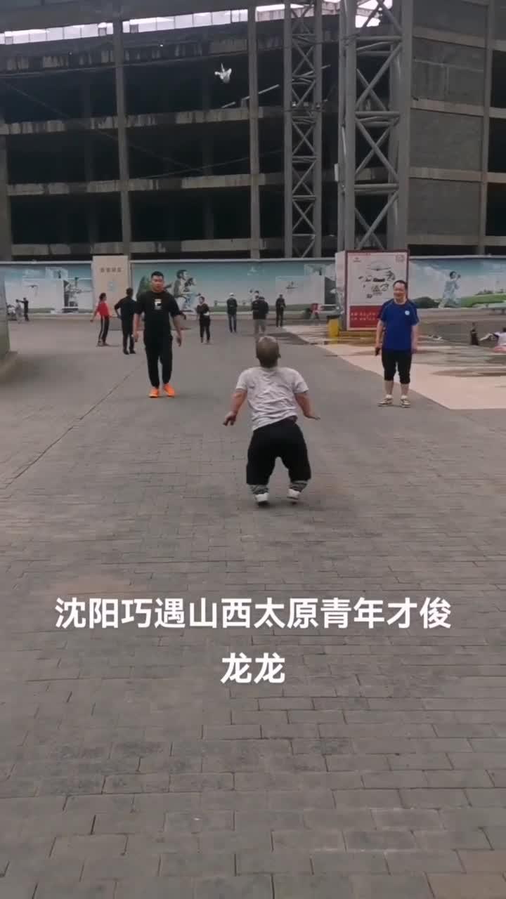 这鸡毛毽子踢的技术过硬