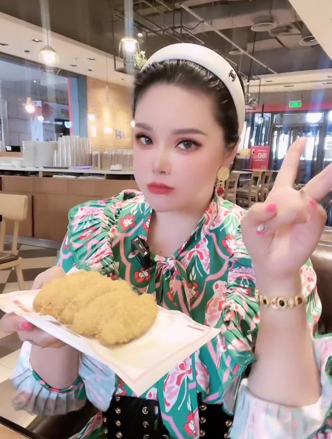 披萨可以4选一呢10寸特别厚实