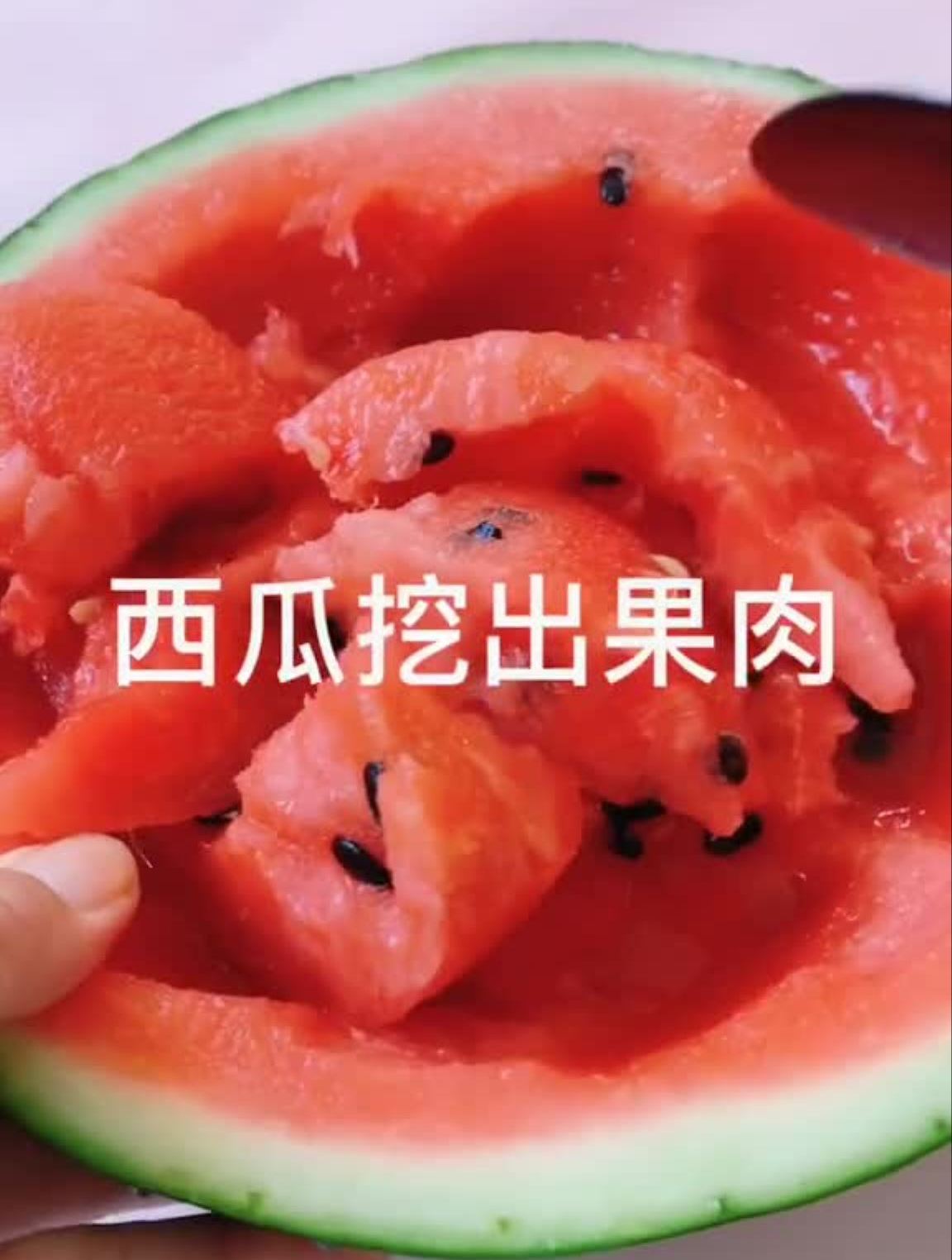 买了一个西瓜不怎么甜,留下一部分做个西瓜果冻