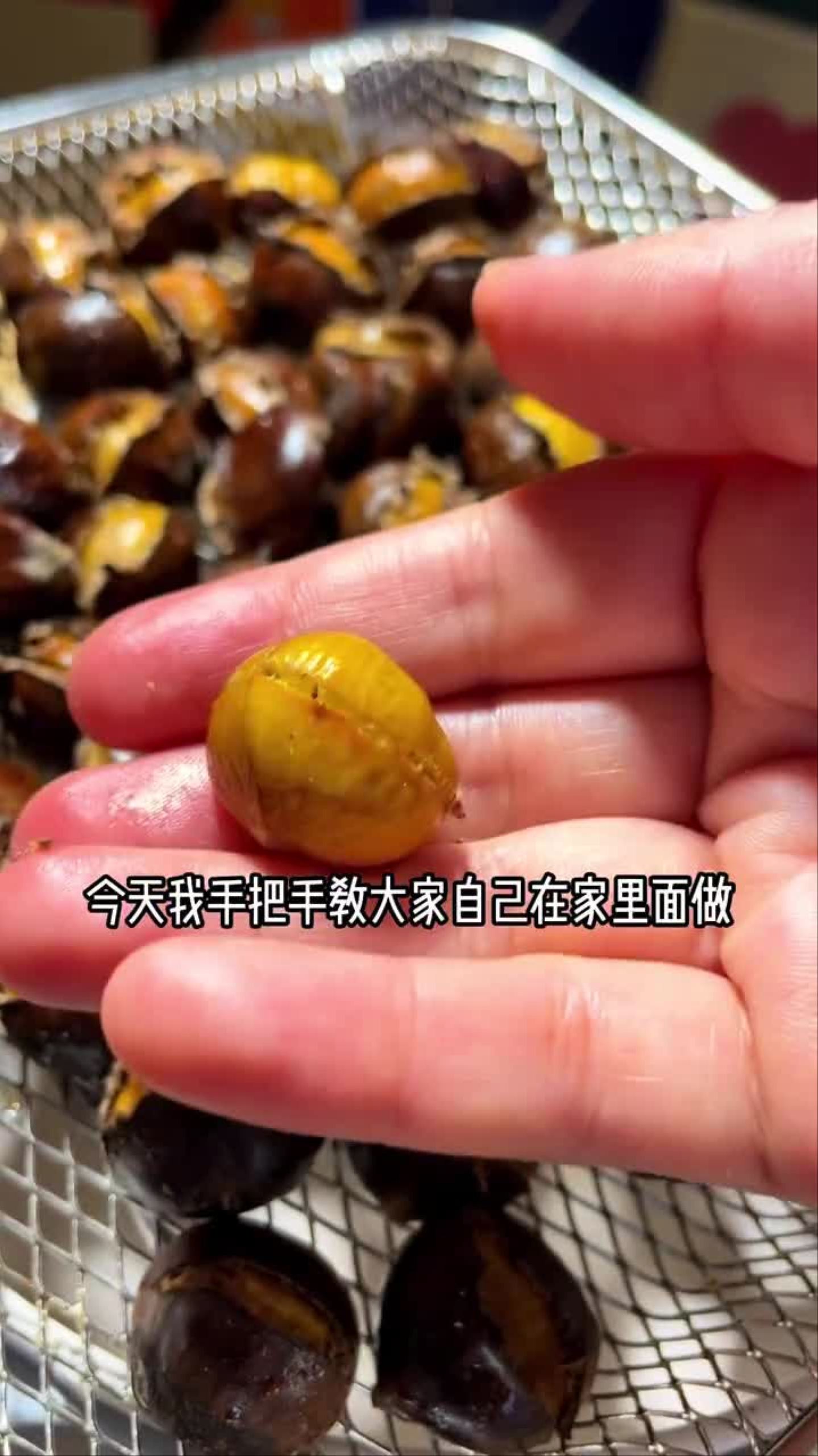 一到冬天,大街小巷的空气中全是烤红薯和炒板栗的味道