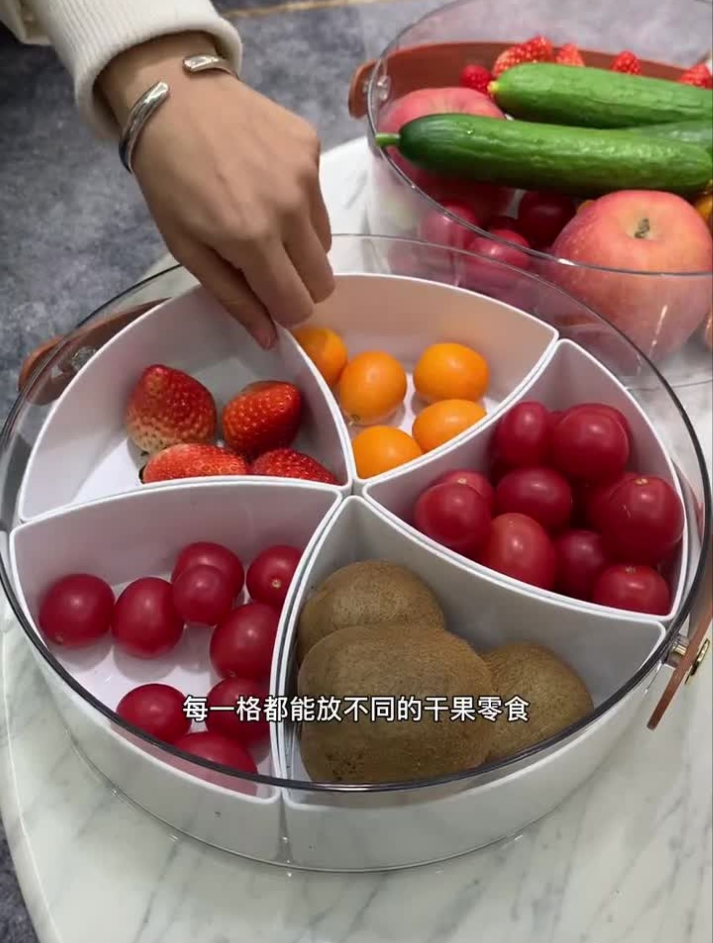 带个提手拎着也方便,过年招待客人太合适啦～水果盘干果盘