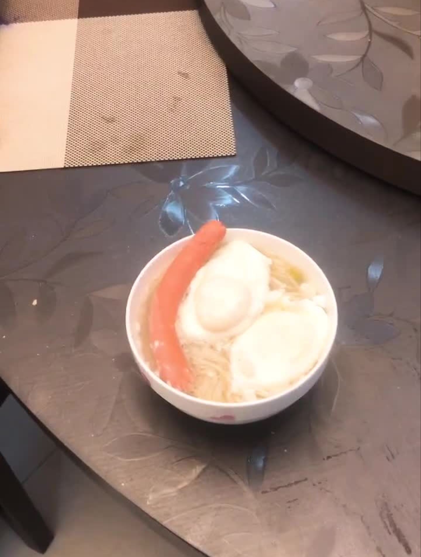 儿子今天考试,放了一根火腿肠两个鸡蛋,寓意一百分!