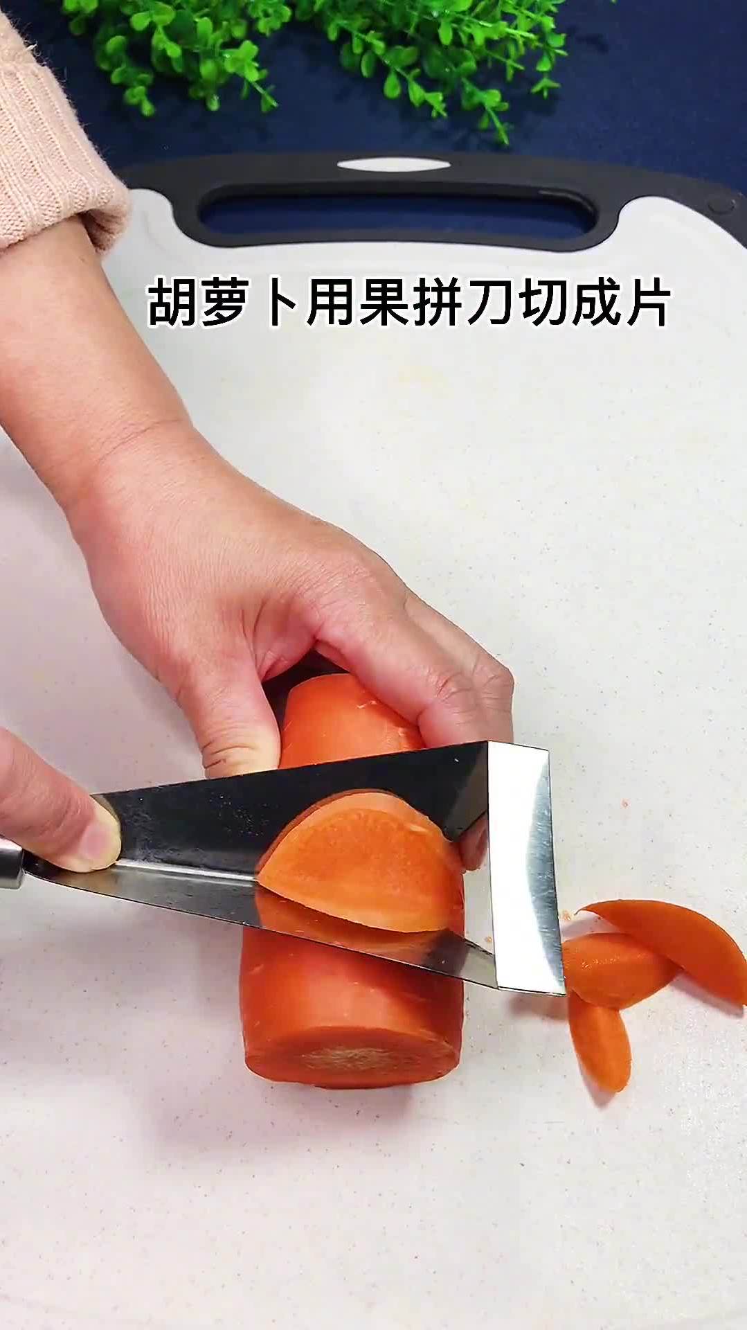 今天就用家里的几种蔬菜做了一个创意造型