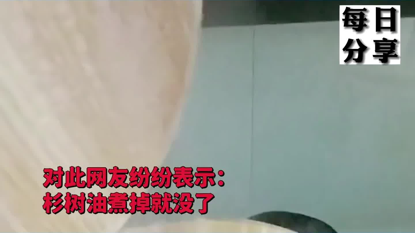 女子第一次用木桶蒸饭,开盖后发现冒出白色液体,网友:杉树油煮掉就没了