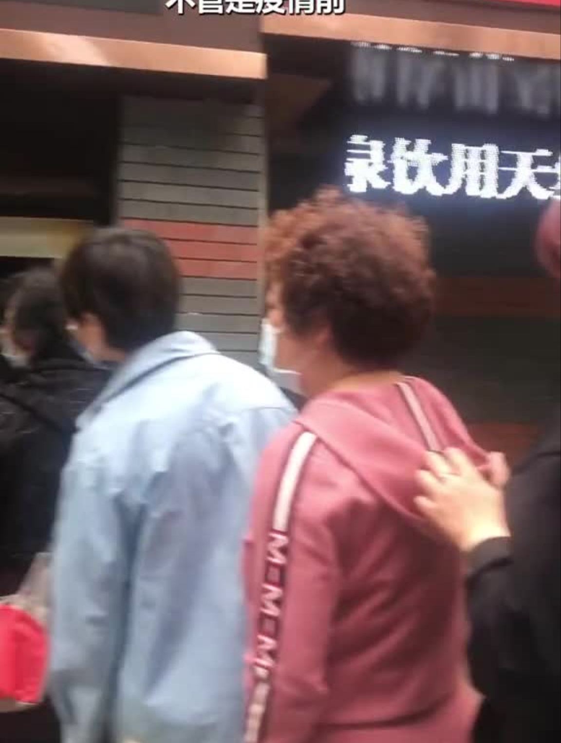 无锡排队zui长的梅花糕店,老板娘堪称梅花糕西施