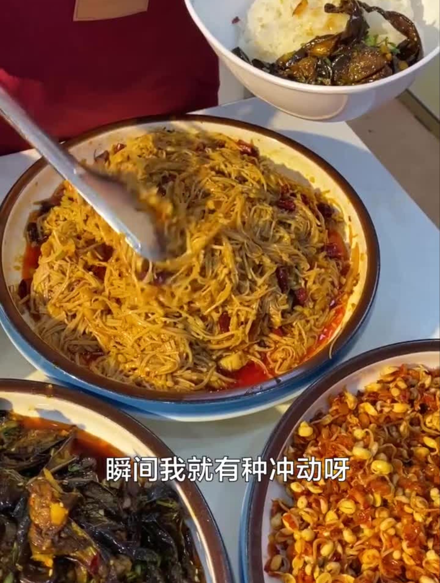 好兄弟在一起不一定非要吃大鱼大肉一起吃烤肉拌饭也一样快乐