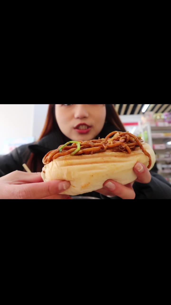 便利店女孩当然得来凑个热闹!今日份全场mvp桶装炒面