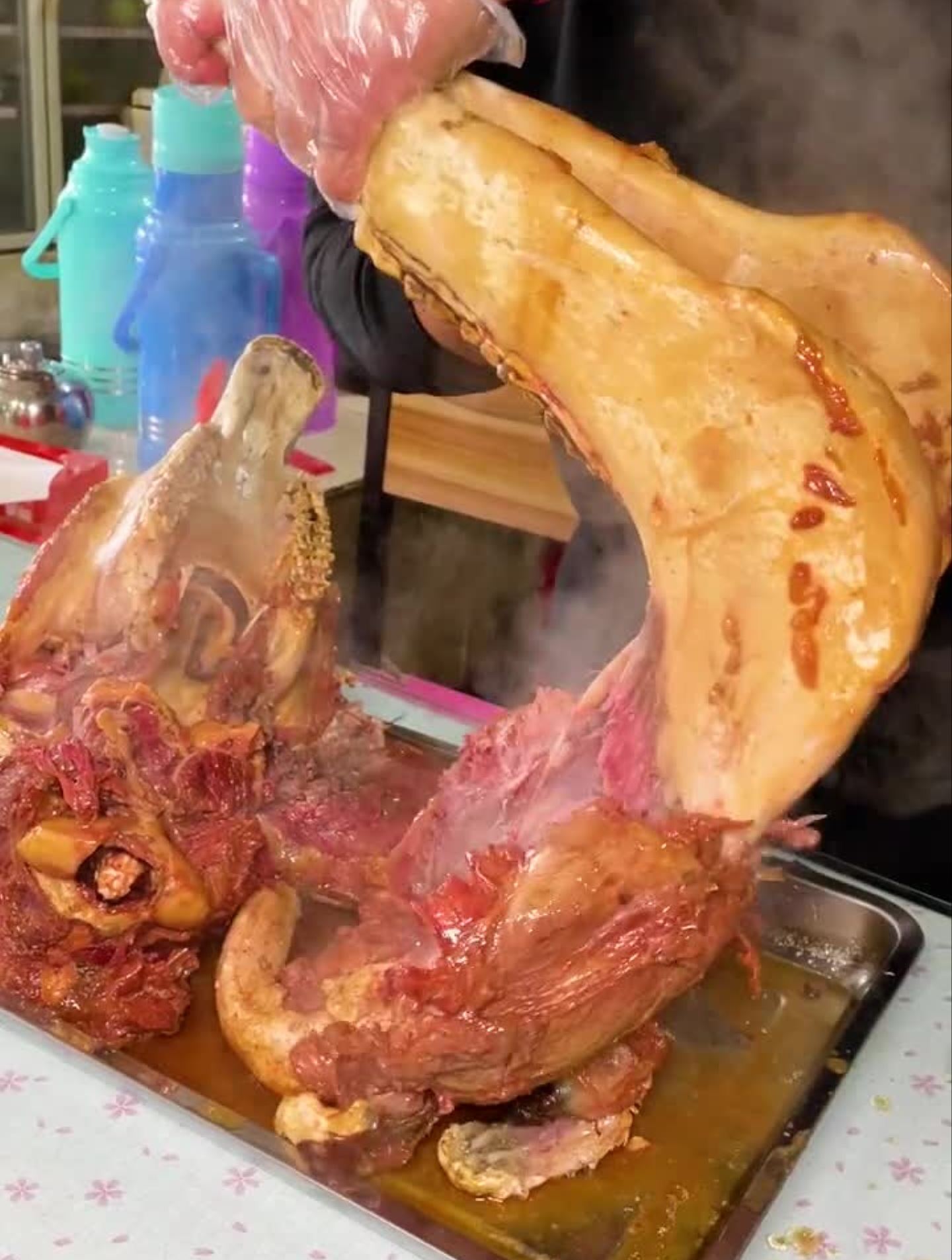 走了老远,屯子边,马肉,马排,还有大马头