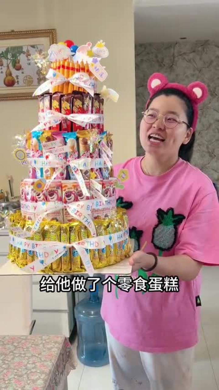 四岁生日快乐 做了个蛋糕零食和小朋友一起分享