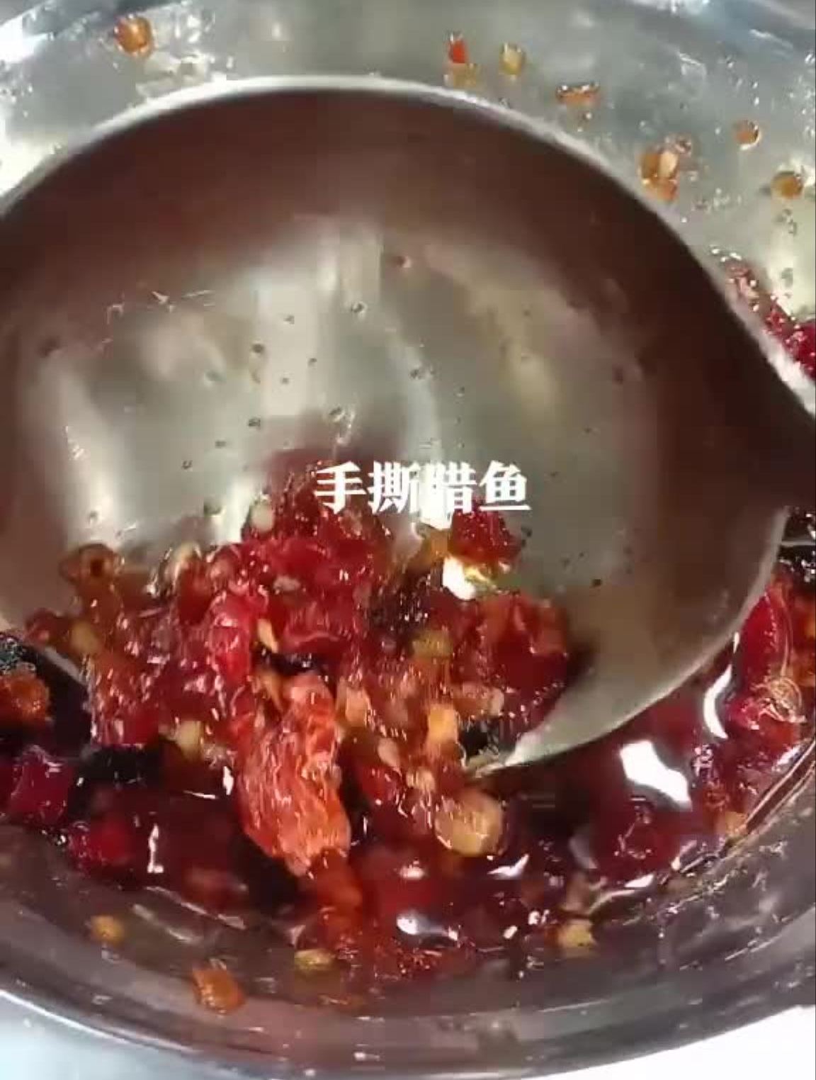 腊鱼冷水泡三四个小时,油炸香后豆豉干辣椒生抽酱油调味一起蒸