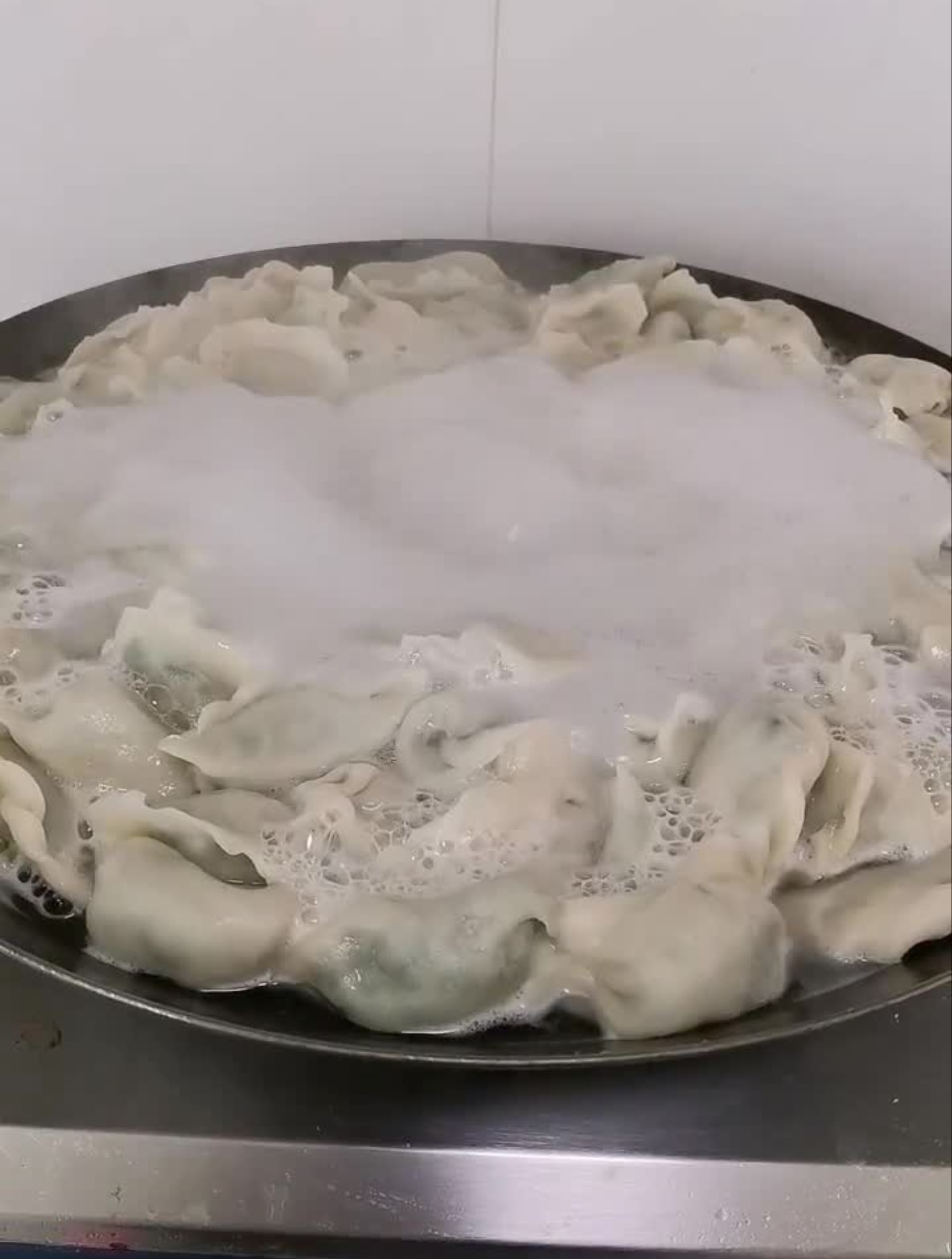 煮饺子不破皮,不粘锅底有窍门
