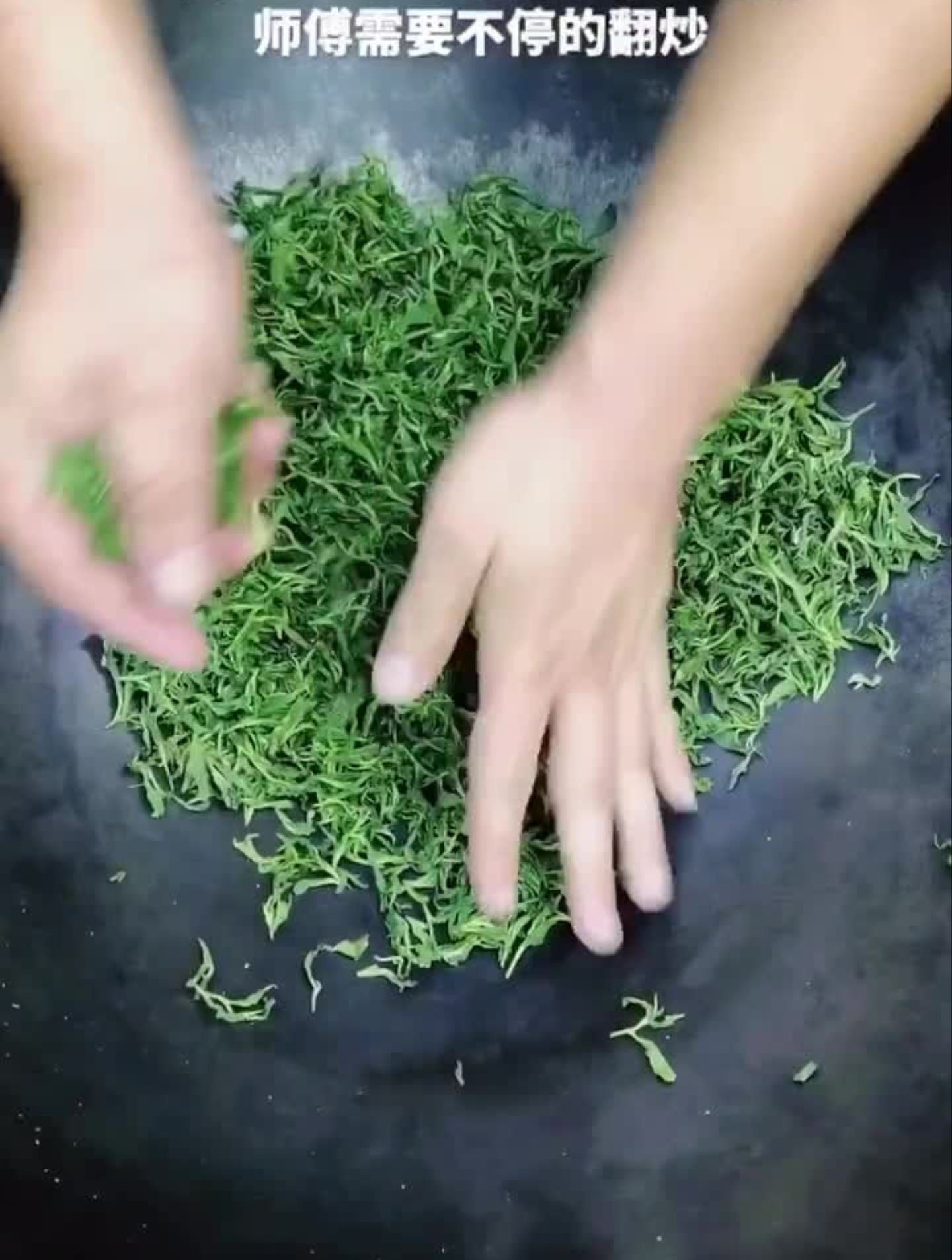 捕捉身边的美好制茶师傅手工炒茶,在200多度的锅里不停翻炒