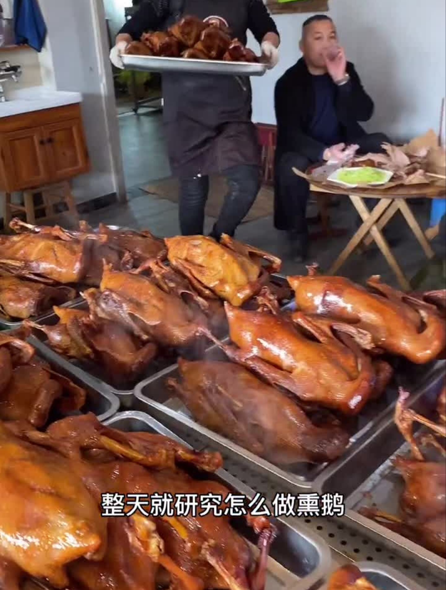 这老板不务正业,来个饭店天天不管事