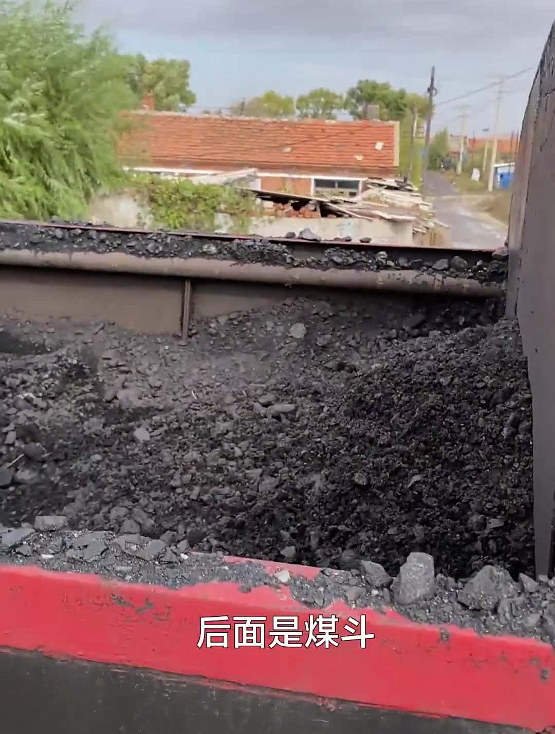 这样的蒸汽小火车,你们想体验一下吗?这一下子感觉像回到了