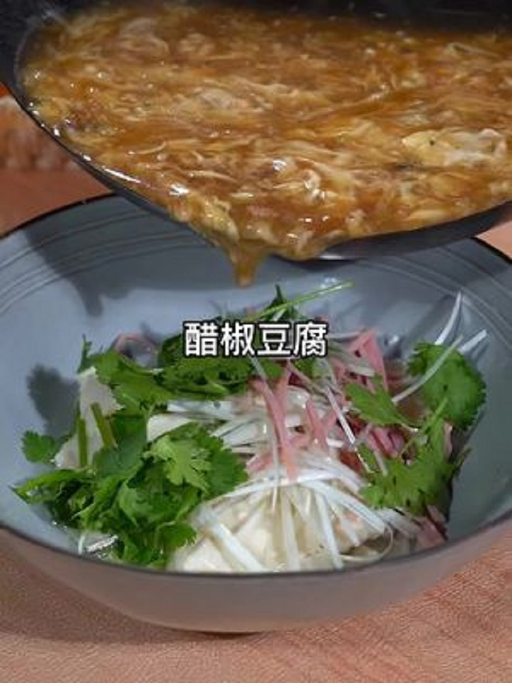 每个天津人的心里都有一碗醋椒豆腐,夜市烧烤摊上桌桌不落