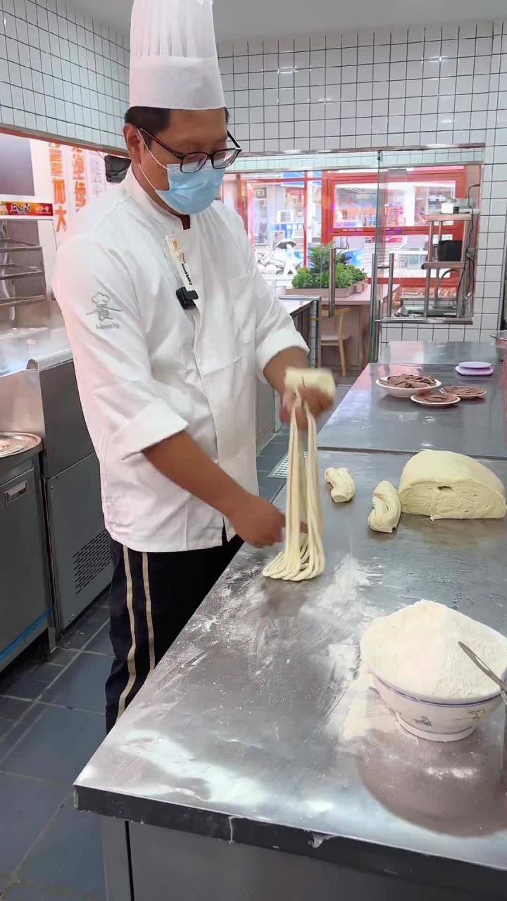 新开了一家正宗兰州清汤牛肉面,来上一碗特别舒服!