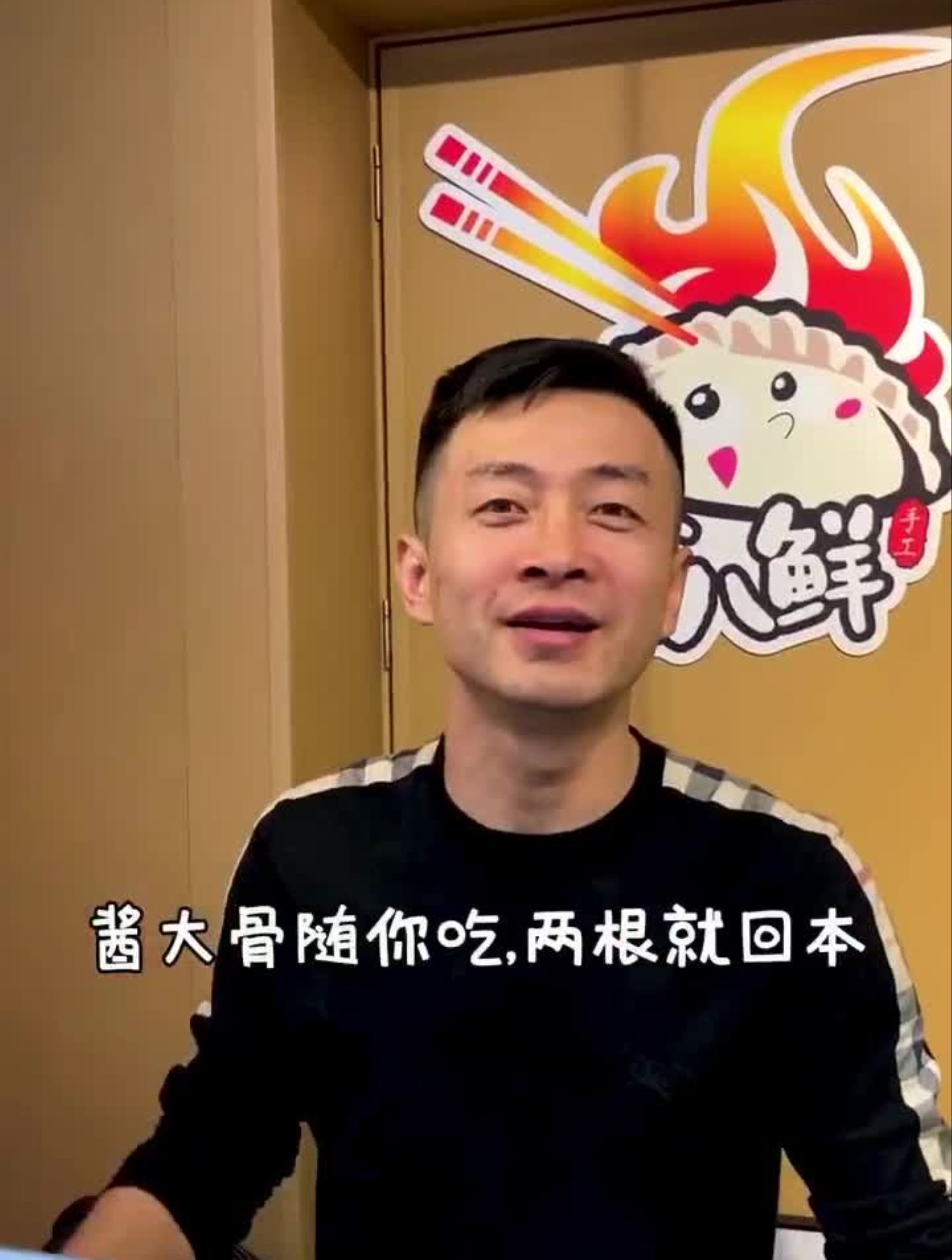 49酱大骨火锅、彩色饺子吃到撑,我那饿了三天的男朋友哭着要去